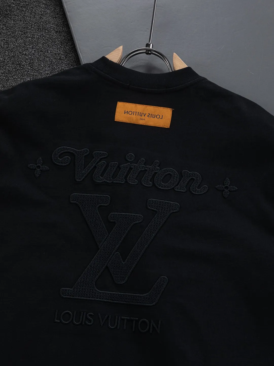 🅿️220 Louis Vuitton 1V LV slightly wide version S-XL LV 26ss new product counters are on the shelves at the same time. Multiple craftsmanship. Three-dimensional water-soluble cotton letters on the chest🪡 embroidery + water-soluble cotton large letters logo on the back🪡 embroidery. Round neck short-sleeved T-shirt, same style for men and women! Consigned to one-to-one creation. Synchronized with the official website, pure cotton fabrics at the counter! It is close to the skin and comfortable, durable and easy to wear. It has a classic and simple logo design and meticulous original craftsmanship. Short-sleeves, a must-have item for men, do not appear to be the same for the general public, but must be unique and eye-catching. This LV short-sleeve is all about quality, comfort, the same shape and fashion as always, including fabrics and cutting techniques. All of them have been made with great effort! 320 grams of washed pure cotton fabric, pure cotton is breathable, very refreshing and comfortable for daily wear. The rib knitting on the neckline is smooth and tight, and the neckline will not be skewed if you toss it at will. The loose version, you will find that it looks really good on the upper body. The overall is minimalist and neat, super versatile for daily use! Pair it casually with a pair of pants for a youthful look. A T-shirt will make your outfit crazy. It is a fashionable item that can never go wrong! Color: Black White Size: S-XL Size chart: S: Shoulder width 50-Bust 56-Length 70 M: Shoulder width 52-Bust 57-Length 72 L: Shoulder width 54-Bust 59-Length 74 XL: Shoulder width 56-Bust 62-Length 76